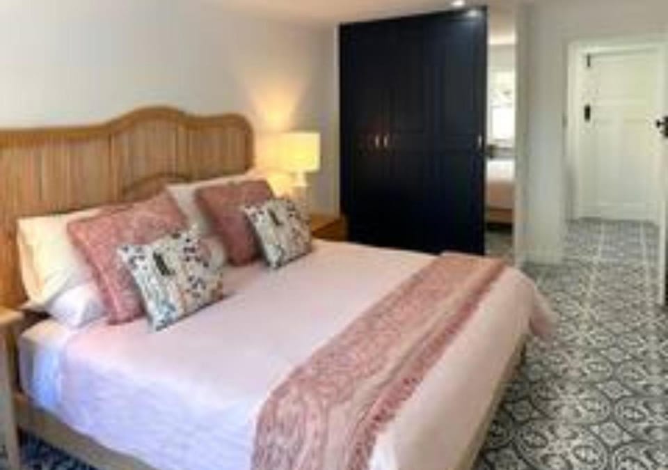 Between the City and the Sea w/ King Size Bed Bed and Breakfast in Perth