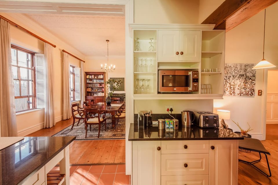 Coffee/tea facilities, Kitchen or kitchenette, Dining area, toaster