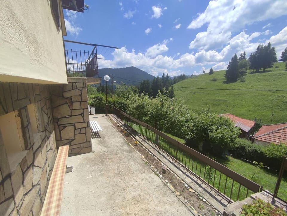 Property building, Day, Natural landscape, Balcony/Terrace, Mountain view