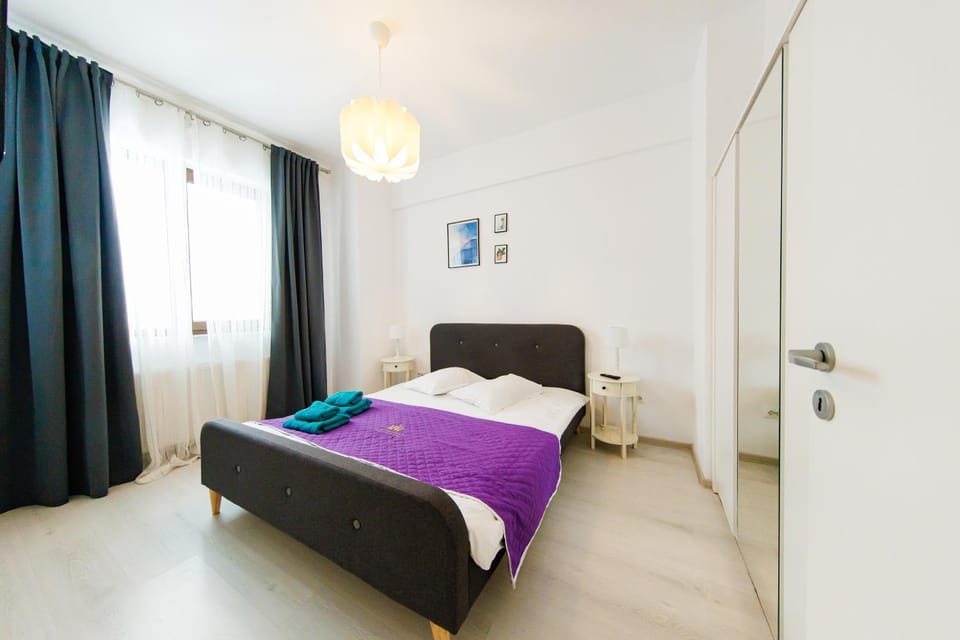 Bed, Living room, Photo of the whole room, Seating area, Bedroom, towels