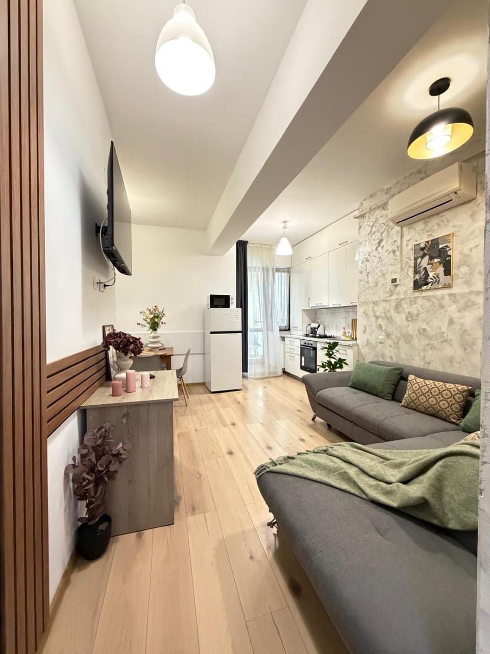 TV and multimedia, Kitchen or kitchenette, Living room, Seating area, Dining area, oven, stove