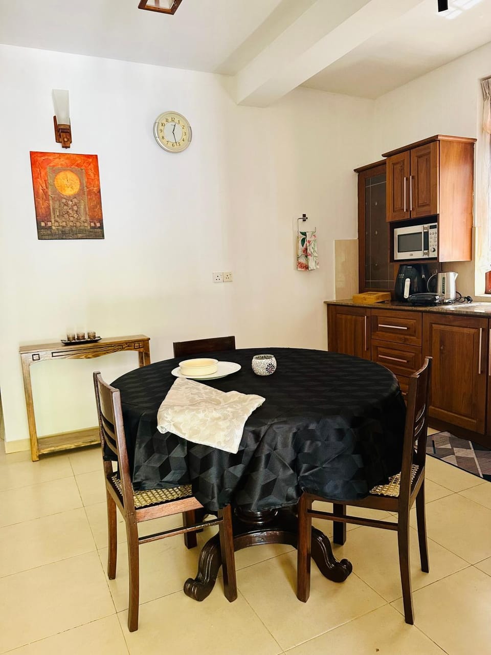 Kitchen or kitchenette, Dining area