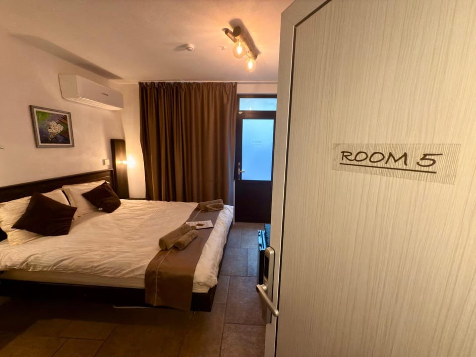 Bed, Photo of the whole room, Bedroom, air conditioner