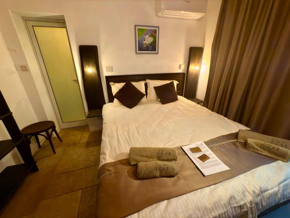 Bed, Photo of the whole room, Bedroom, air conditioner