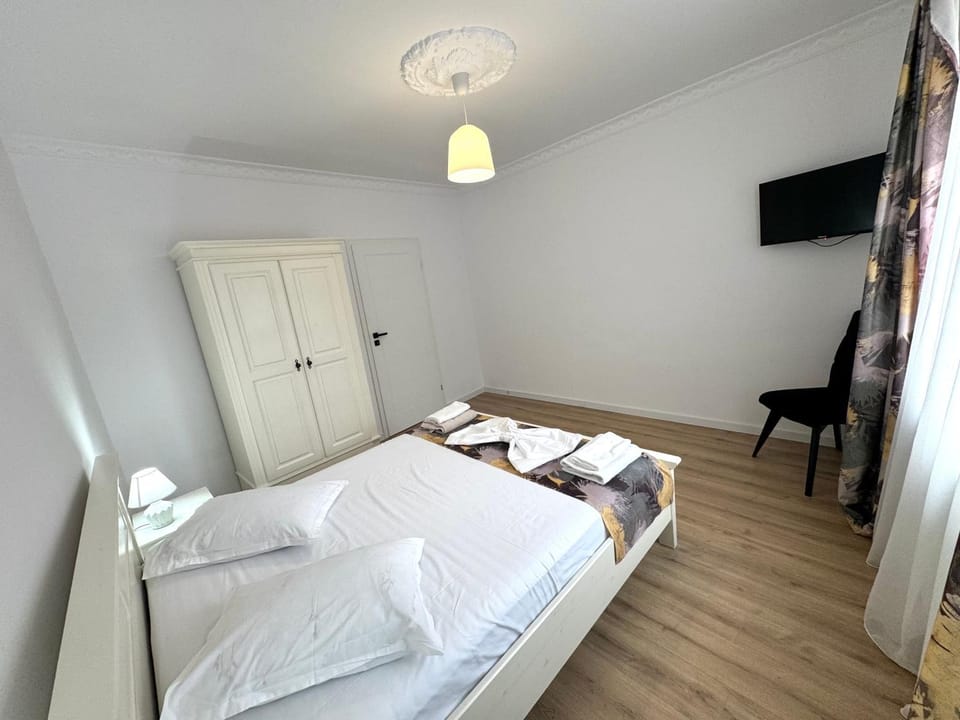 Bed, TV and multimedia, Photo of the whole room, Bedroom, towels