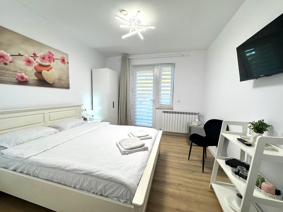 Bed, TV and multimedia, Photo of the whole room, Bedroom, towels