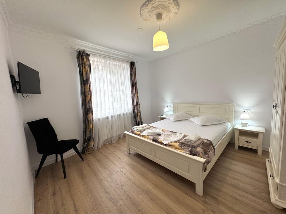 Bed, TV and multimedia, Photo of the whole room, Bedroom, towels