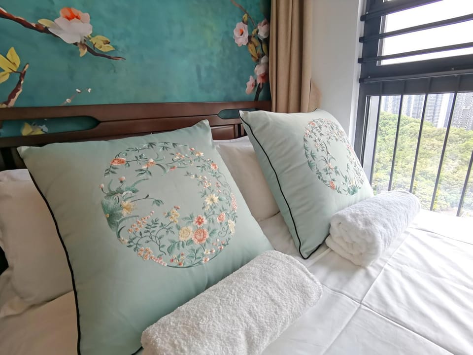 Bed, Seating area