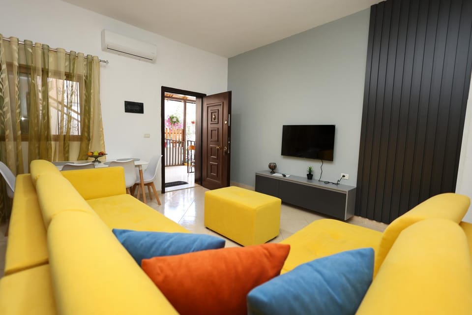 TV and multimedia, Living room, Dining area, air conditioner