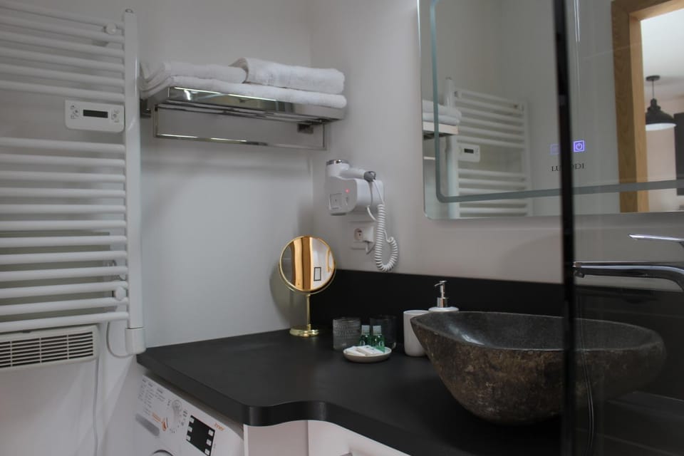 Shower, heating, internet, towels, washing machine, dryer