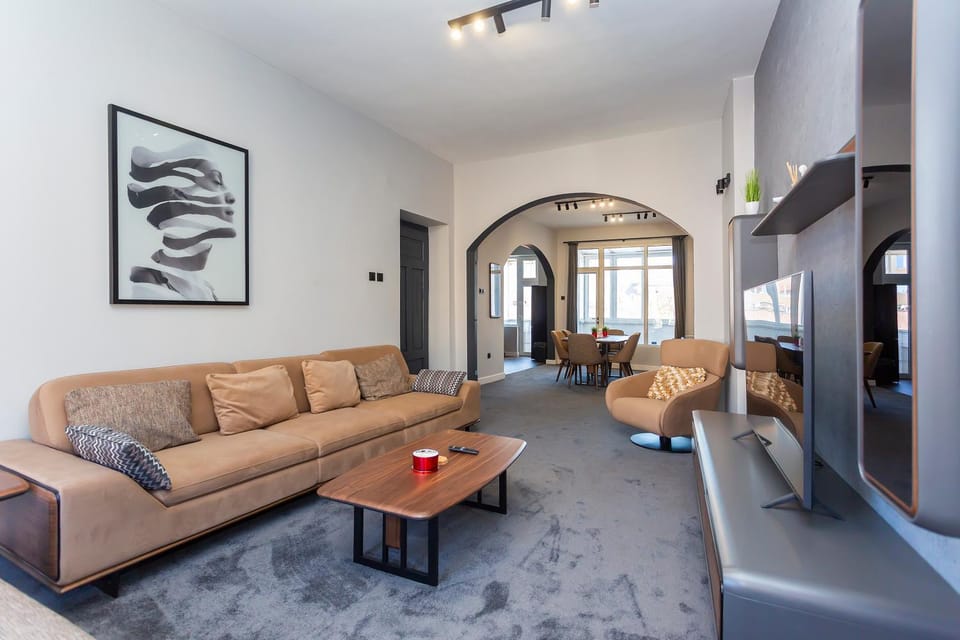 Communal lounge/ TV room, TV and multimedia, Living room, Seating area, Evening entertainment