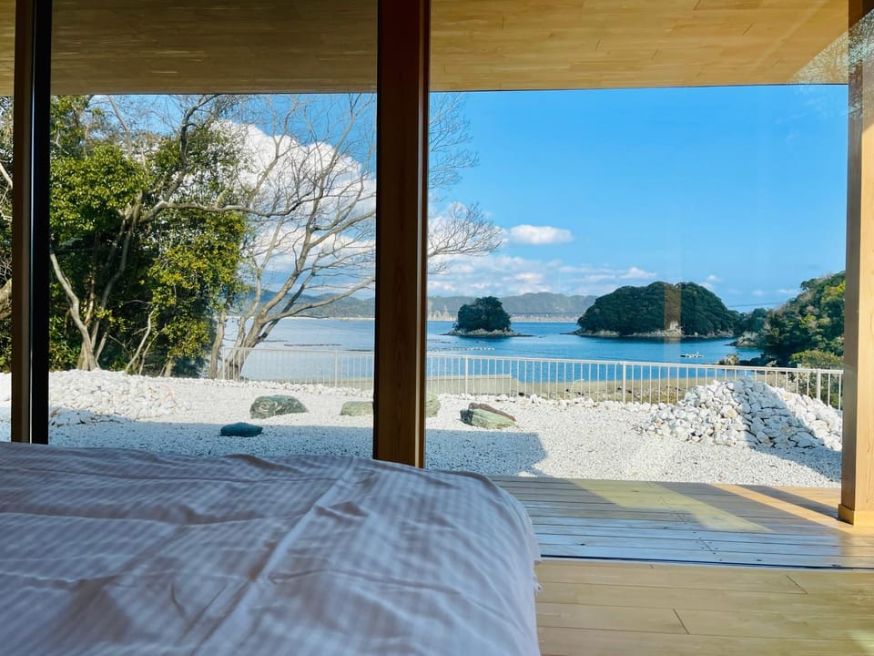 Photo of the whole room, Sea view