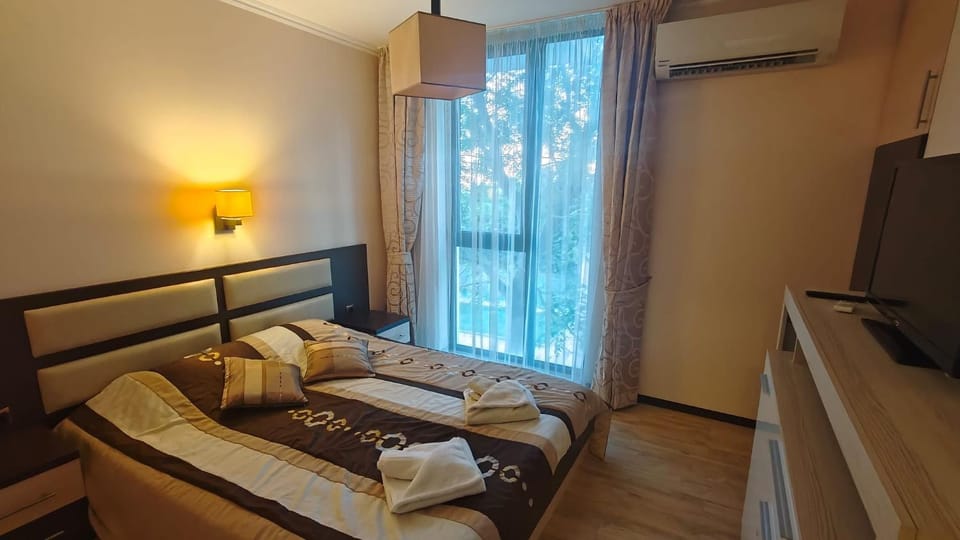 Bed, TV and multimedia, Photo of the whole room, Bedroom, towels, air conditioner