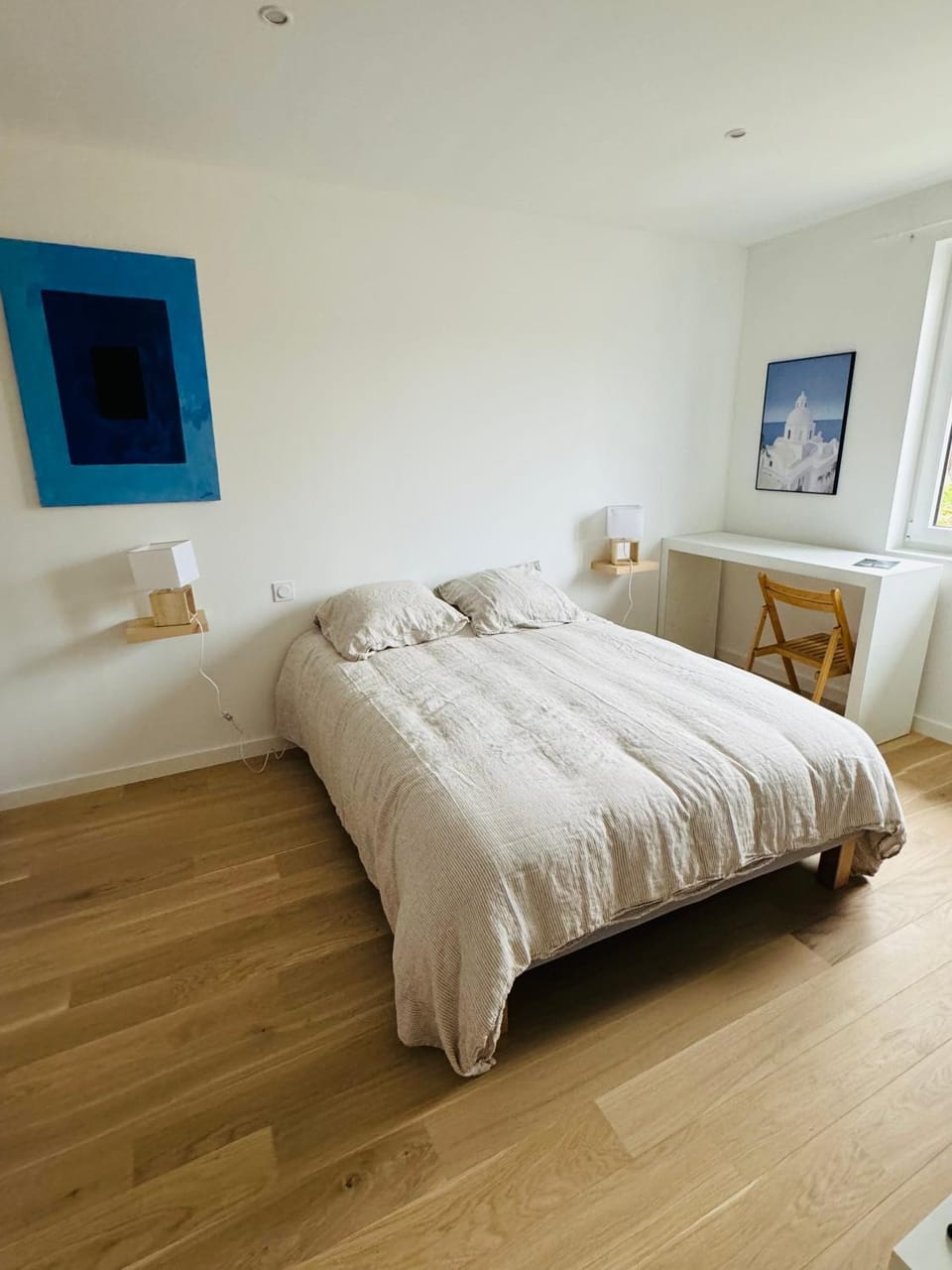 Photo of the whole room, Bedroom