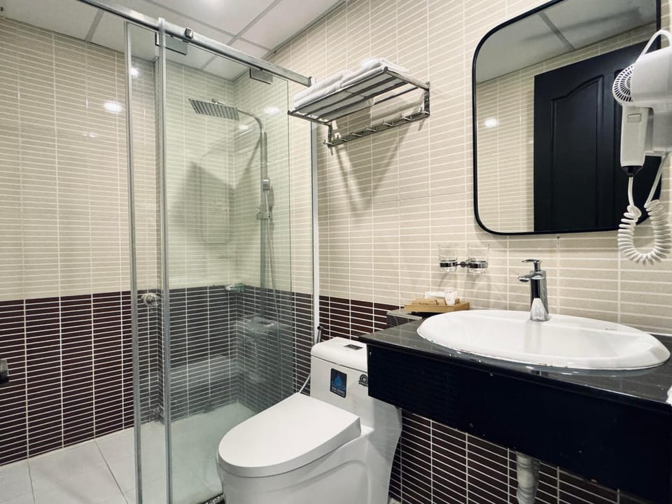 Shower, Toilet, Bathroom, bidet, towels