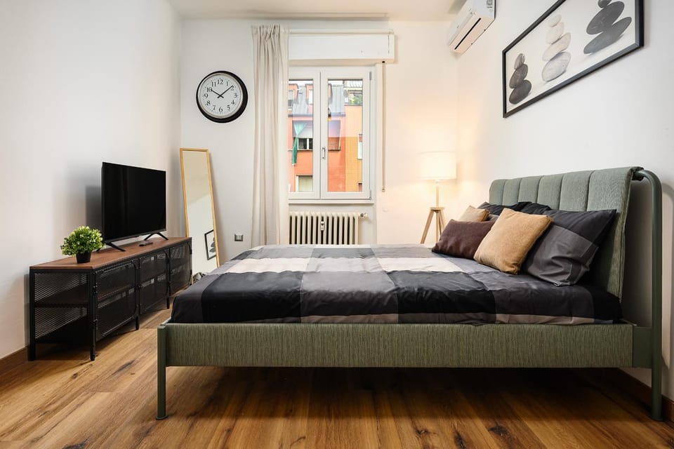 Communal lounge/ TV room, Bed, TV and multimedia, Living room, Photo of the whole room, Seating area, Evening entertainment, Bedroom