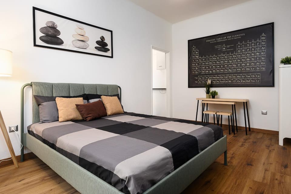 Bed, Living room, Photo of the whole room, Seating area, Bedroom