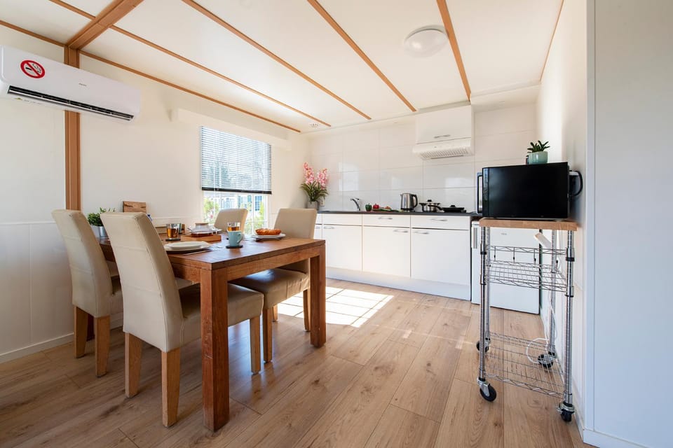 Kitchen or kitchenette, Dining area, minibar, pet friendly, air conditioner