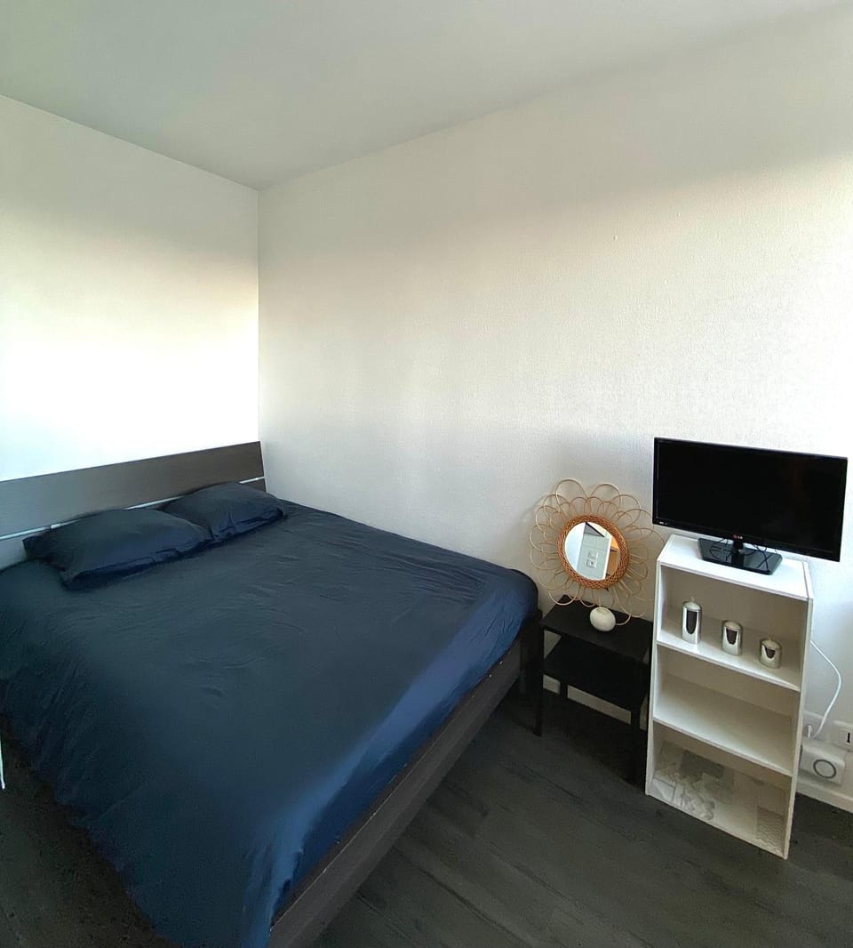 Bed, TV and multimedia, Photo of the whole room, Bedroom