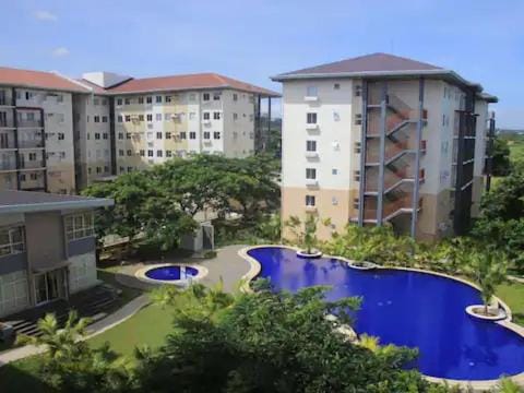 Property building, Day, Pool view, Swimming pool, Swimming pool