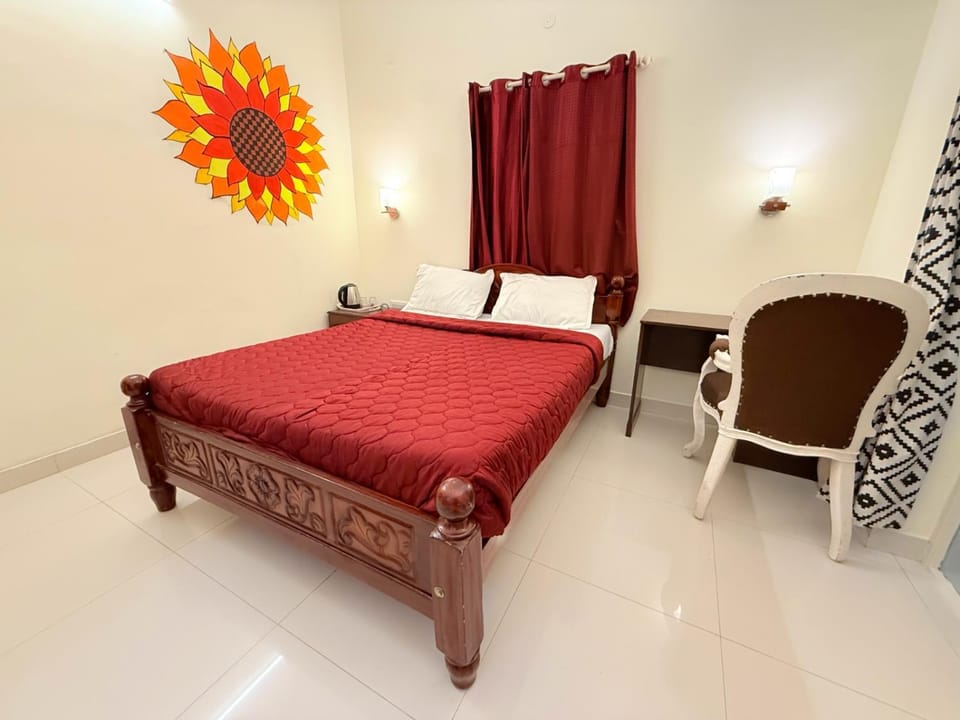 Bed, Photo of the whole room, Seating area, Bedroom