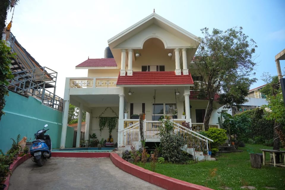 Property building, Spring, Day, Neighbourhood, Garden, Garden view, Street view