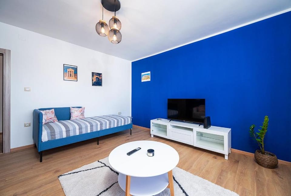 Bed, TV and multimedia, Living room, Seating area