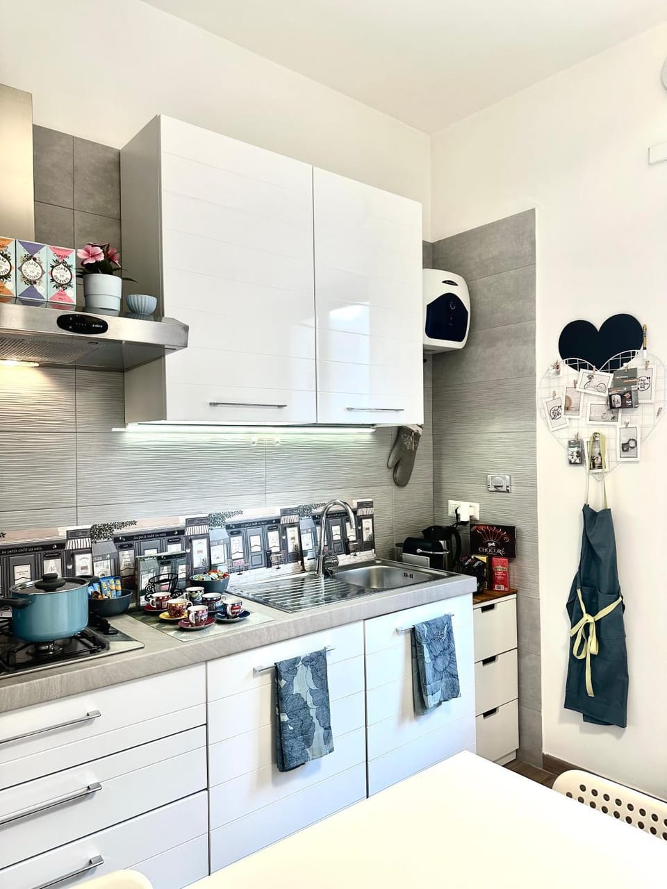 Coffee/tea facilities, Kitchen or kitchenette, dishwasher, stove