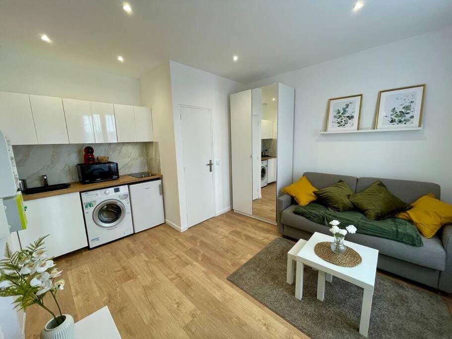 Kitchen or kitchenette, Living room, minibar, stove, washing machine