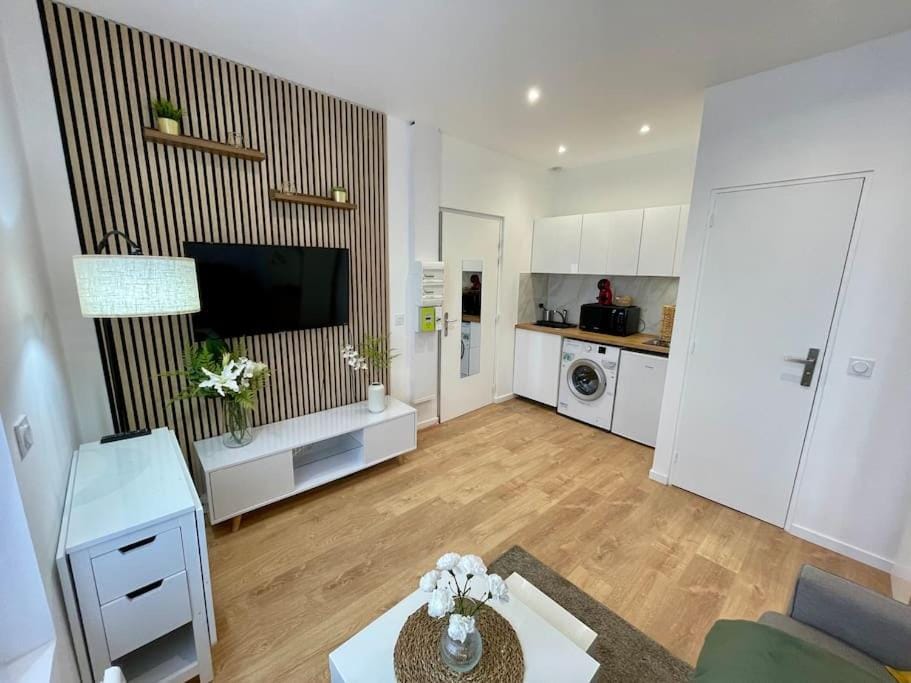 Communal lounge/ TV room, TV and multimedia, Kitchen or kitchenette, Living room, Dining area, minibar