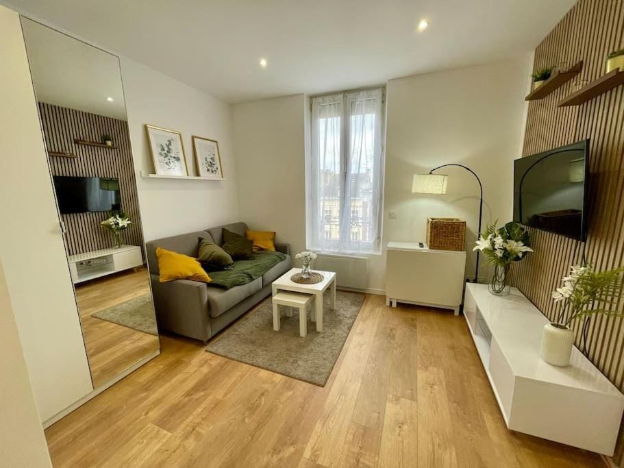 Communal lounge/ TV room, TV and multimedia, Living room, Seating area