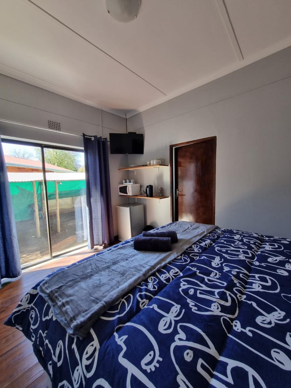 Bed, Photo of the whole room, Bedroom, minibar