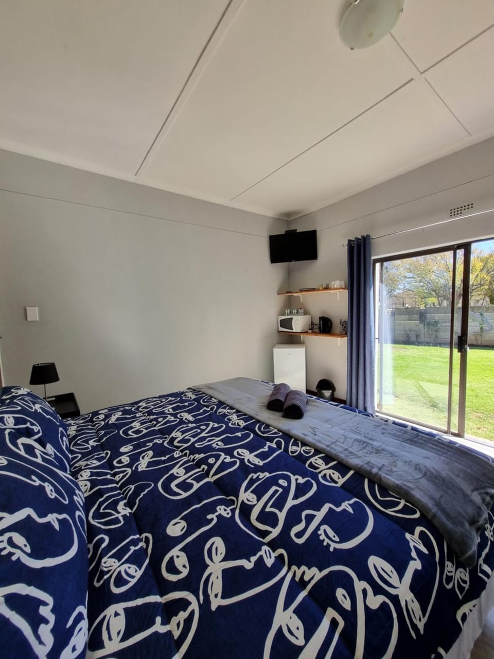 Bed, TV and multimedia, Photo of the whole room, Bedroom