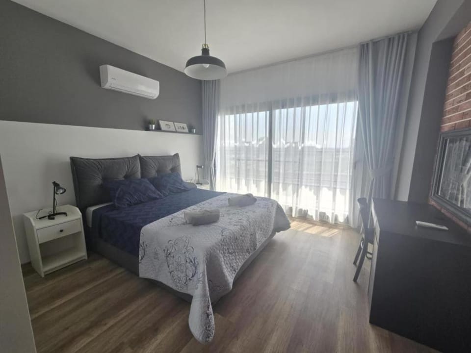 Bed, TV and multimedia, Living room, Photo of the whole room, Seating area, Bedroom, air conditioner
