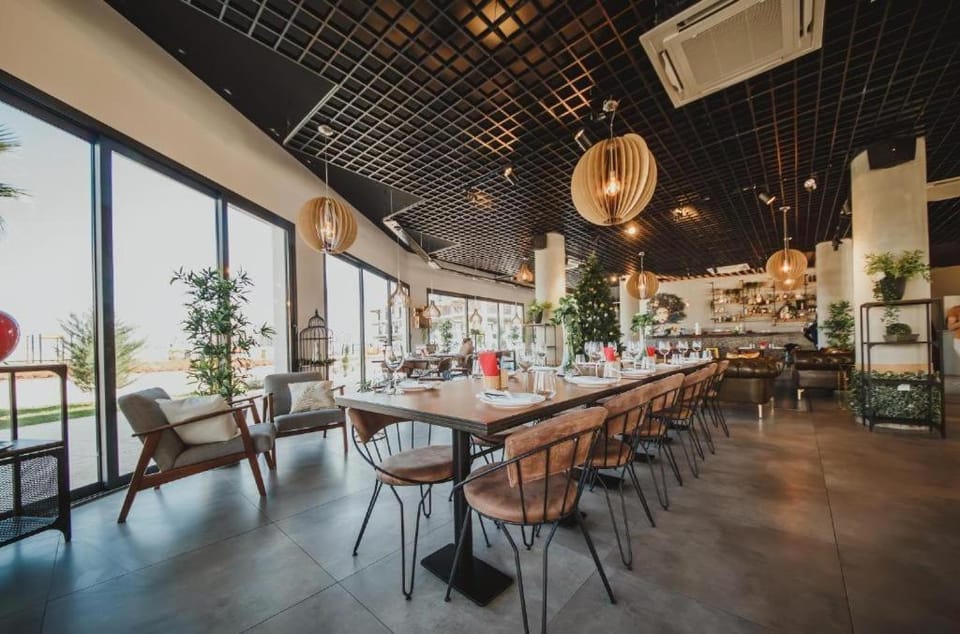 Restaurant/places to eat, Living room, Food and drinks, Banquet/Function facilities, Seating area, Food