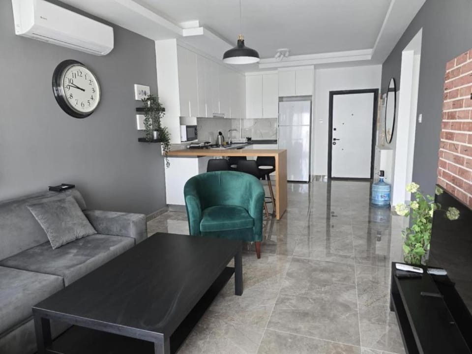 Kitchen or kitchenette, Living room, Seating area, Dining area, fireplace, minibar, oven, pet friendly, stove