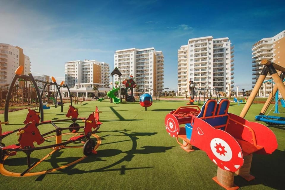 Communal lounge/ TV room, Day, People, Natural landscape, Children play ground, Evening entertainment, children, group of guests