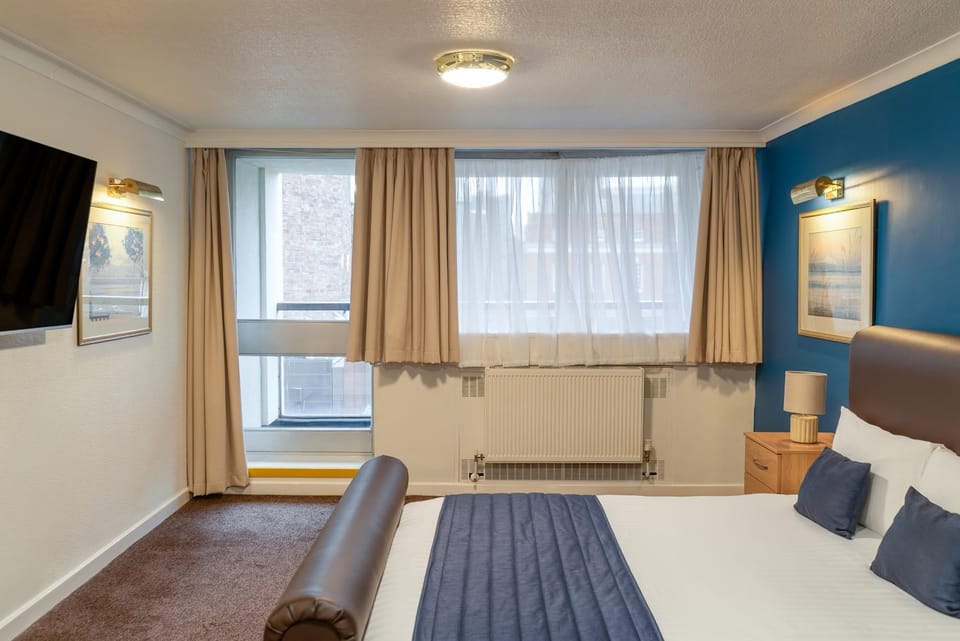 Bed, View (from property/room), Bedroom, City view