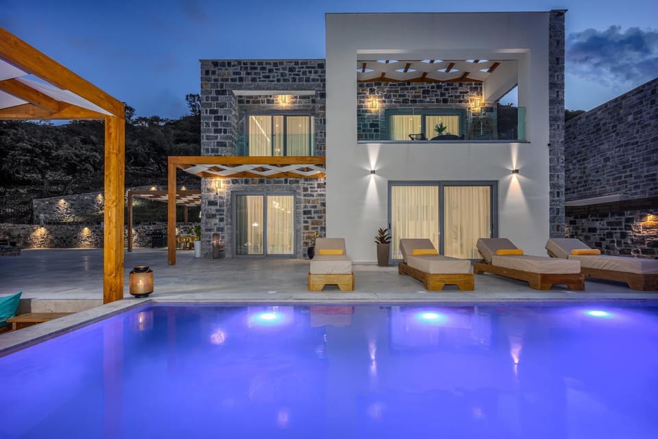 Property building, Swimming pool, sunbed