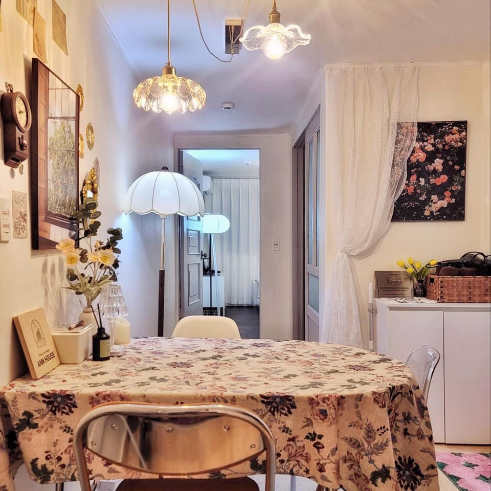 Seating area, Dining area