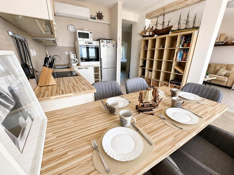 Kitchen or kitchenette, Seating area, Dining area, oven, stove