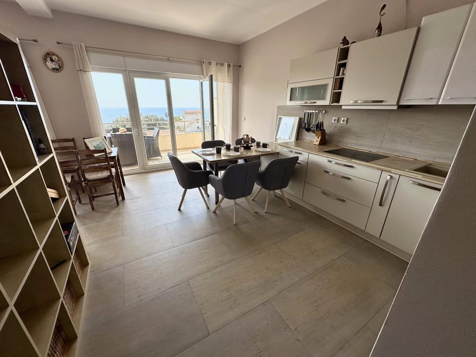 Kitchen or kitchenette, Living room, Seating area, Dining area, minibar, stove