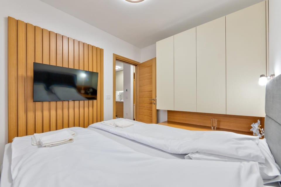 Bed, TV and multimedia, Photo of the whole room, Bedroom, towels, wardrobe
