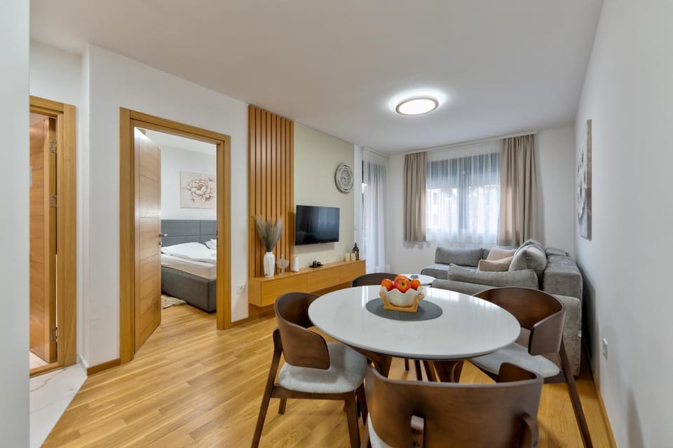 Communal lounge/ TV room, Bed, TV and multimedia, Living room, Photo of the whole room, Seating area, Dining area, Bedroom