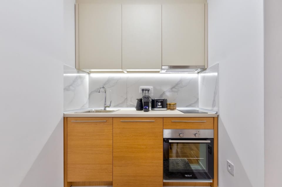 Coffee/tea facilities, Kitchen or kitchenette, minibar, stove