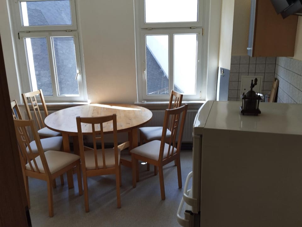 Kitchen or kitchenette, Seating area