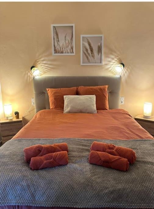 Bed, Photo of the whole room, Bedroom, towels