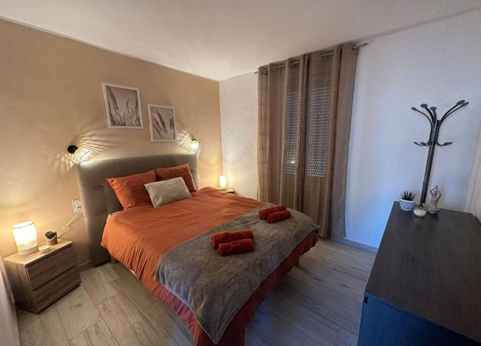 Bed, Photo of the whole room, Bedroom, towels