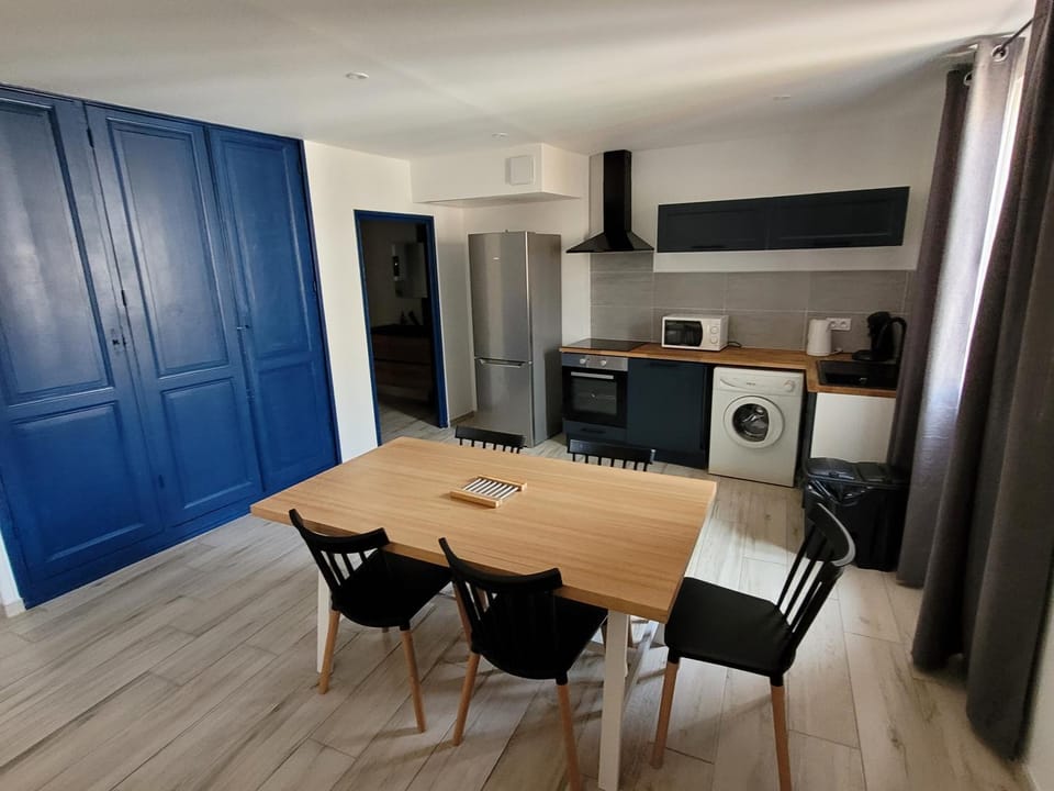 Kitchen or kitchenette, Dining area, oven, stove, toaster