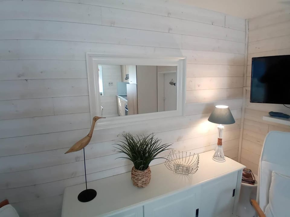 TV and multimedia, Living room, Decorative detail, Seating area, hair dresser